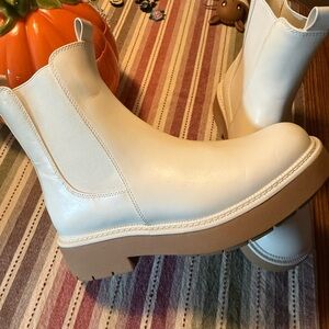NWT Women's Cream Chelsea Boots